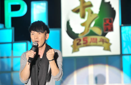 特别表演嘉宾张智成也在《十大义演》欢庆25银喜周年之际为《十大义演》首次献唱他的新歌